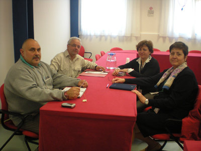 Il dr. Robin Nicholas (al centro) con il dr. Massimo Scacchia e altri esperti dell'Istituto