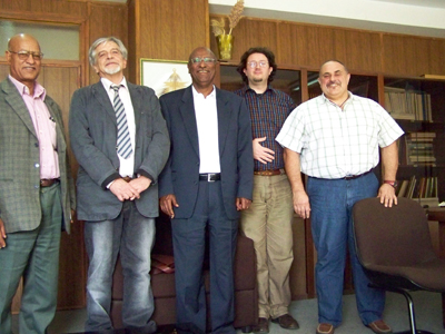 Foto di gruppo: i veterinari dell'Istituto G. Caporale con, al centro, il ministro dell'Agricoltura eritreo