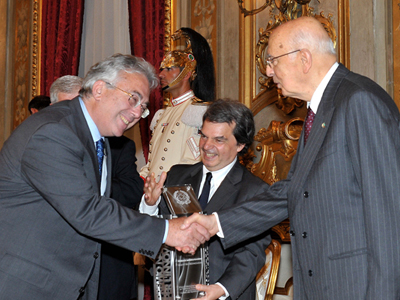 Il Presidente della Repubblica Giorgio Napolitano e il Ministro Renato Brunetta premiano il Prof. Vincenzo Caporale