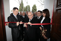 The Director General of the OIE, Dr Bernard Vallat, and the Minister of Agriculture of Tunisia, Mr. Abdessalem Mansour cutting the ribbon at the opening ceremony