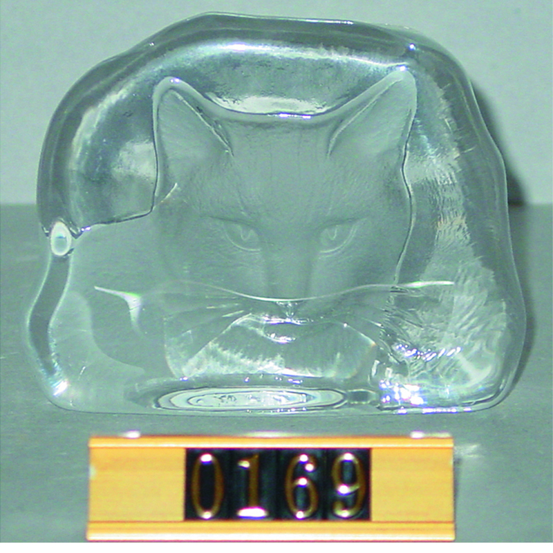 Testa di gatto incisa nel cristallo